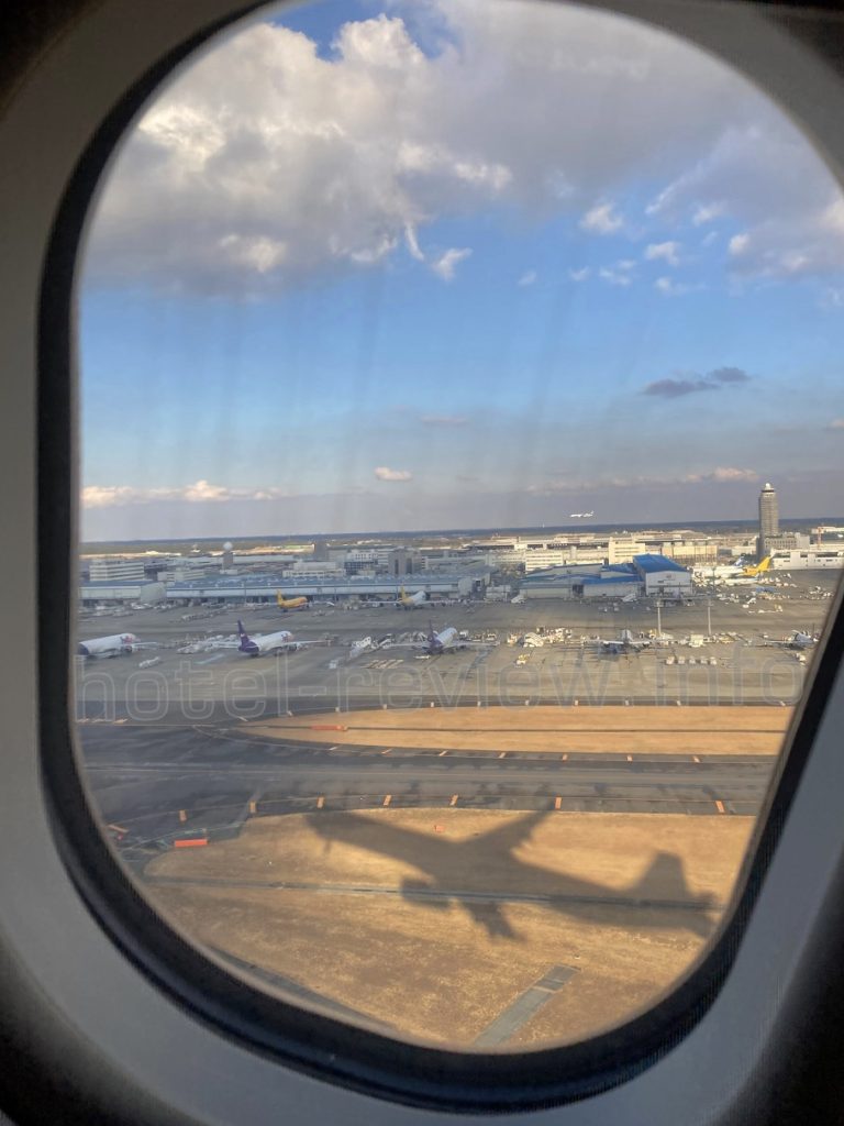 離陸する機内から見た成田空港全景