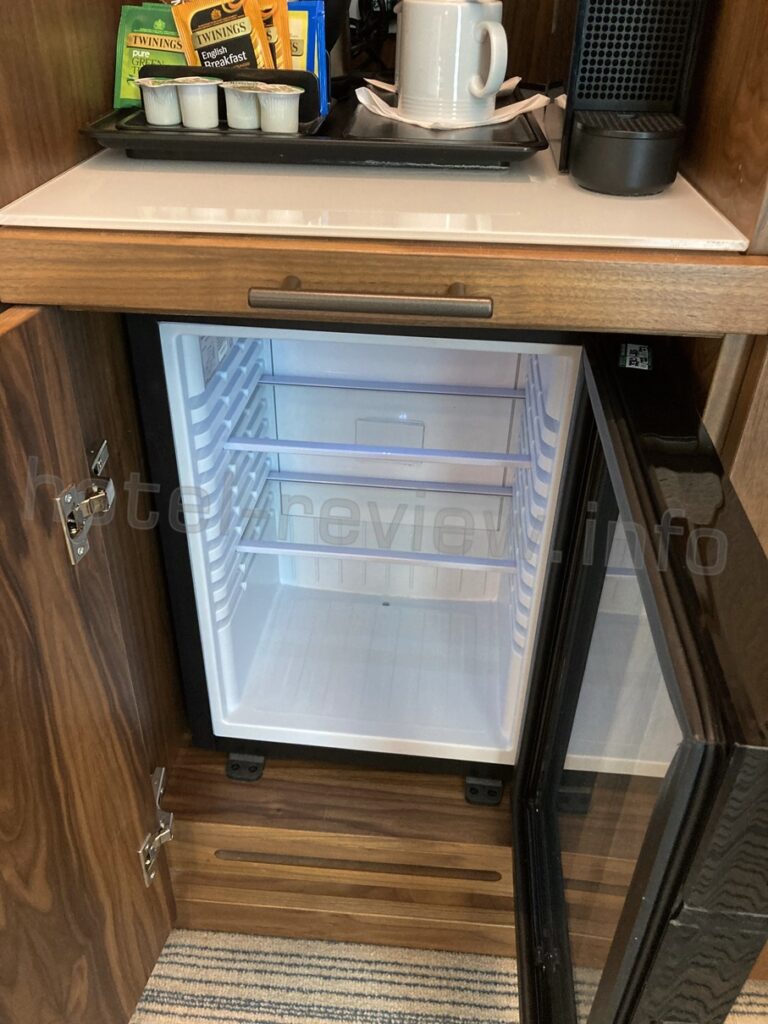 コートヤードガトウィック空港の客室の冷蔵庫