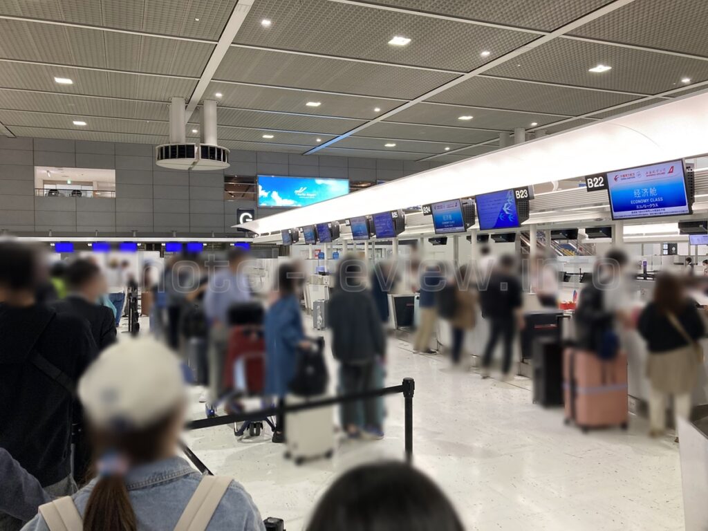 中国東方航空の成田空港チェックインカウンター