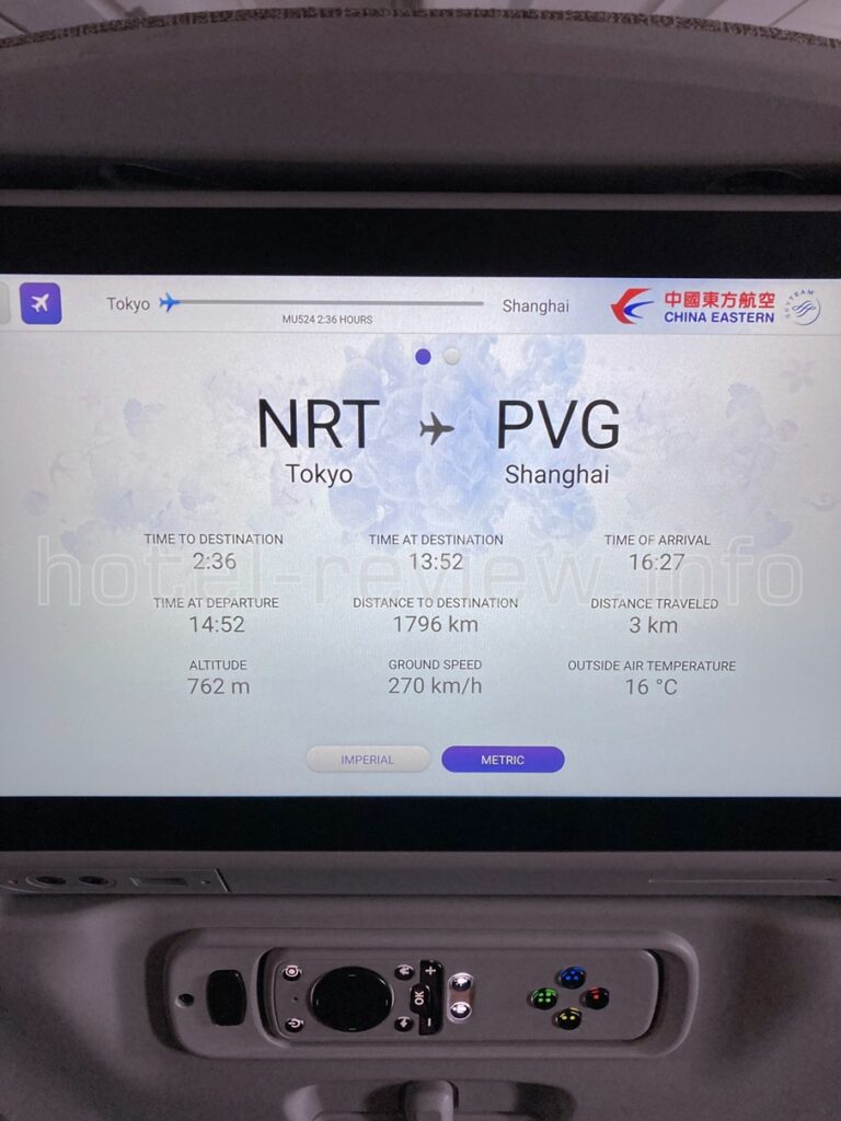 中国東方航空のエコノミークラスの個人用スクリーン