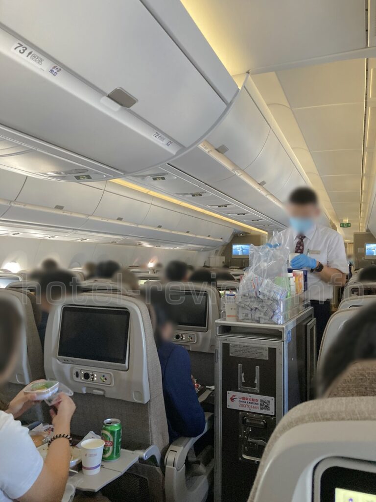 中国東方航空のエコノミークラスの機内サービス