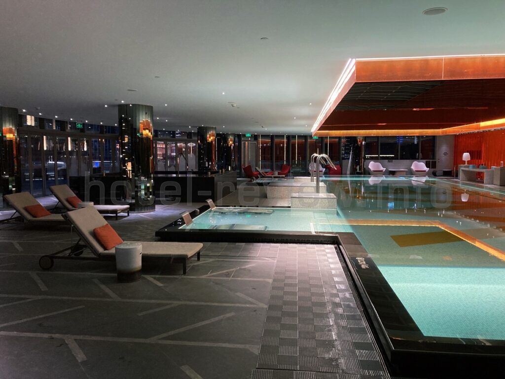 Wホテル上海のプール