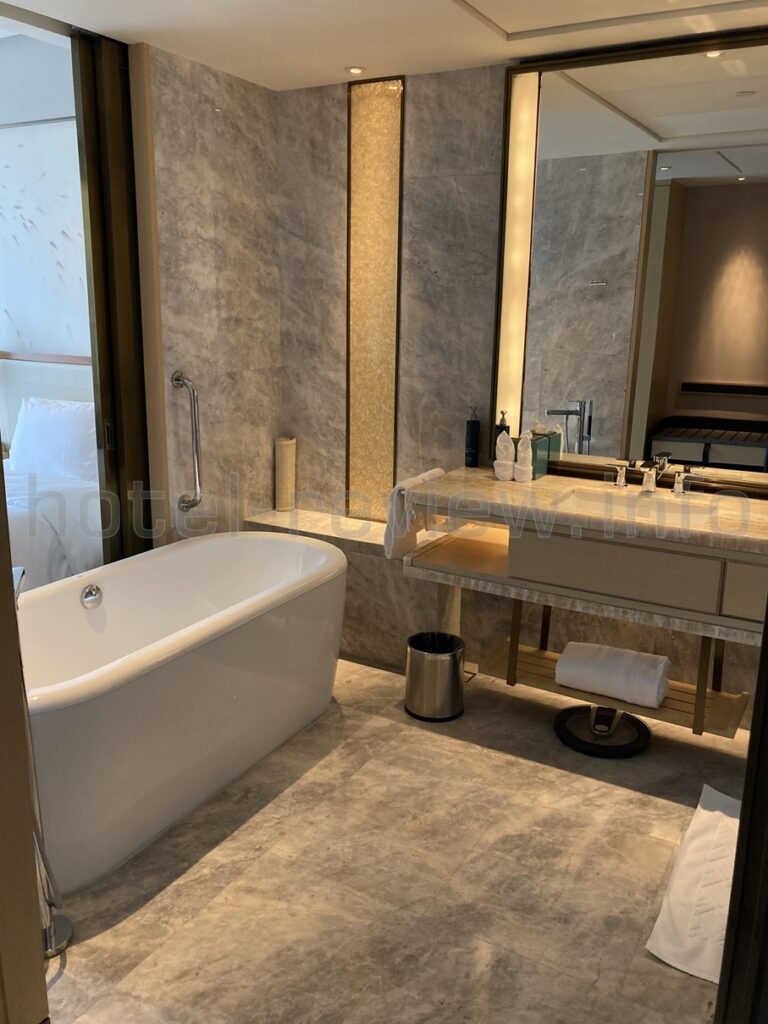 ヒルトン泉州の客室バスルーム