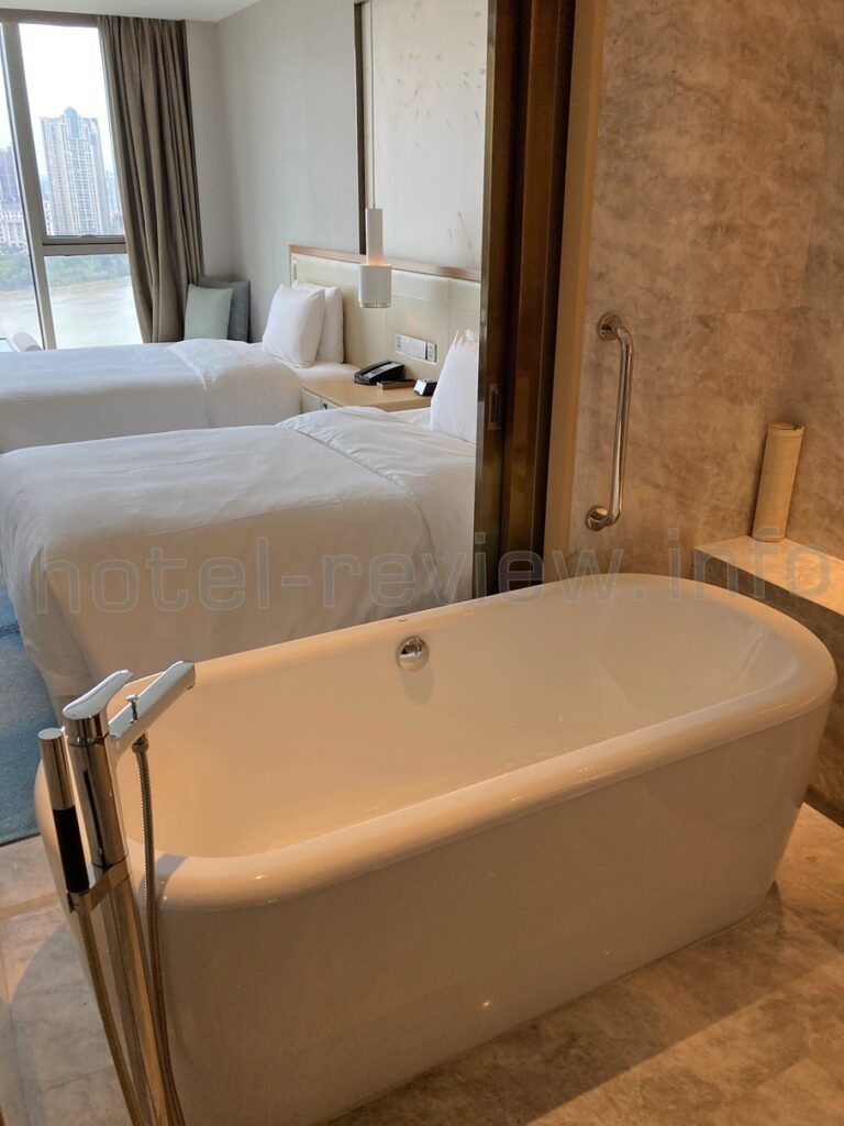 ヒルトン泉州の客室バスルーム