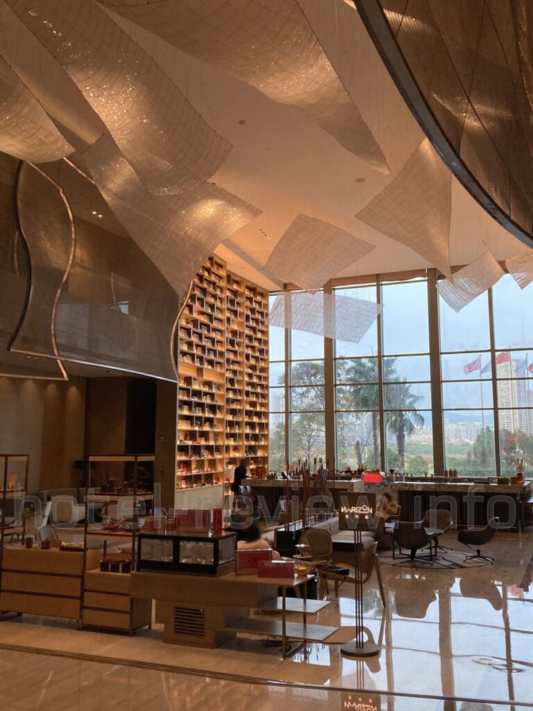 ヒルトン泉州のロビー