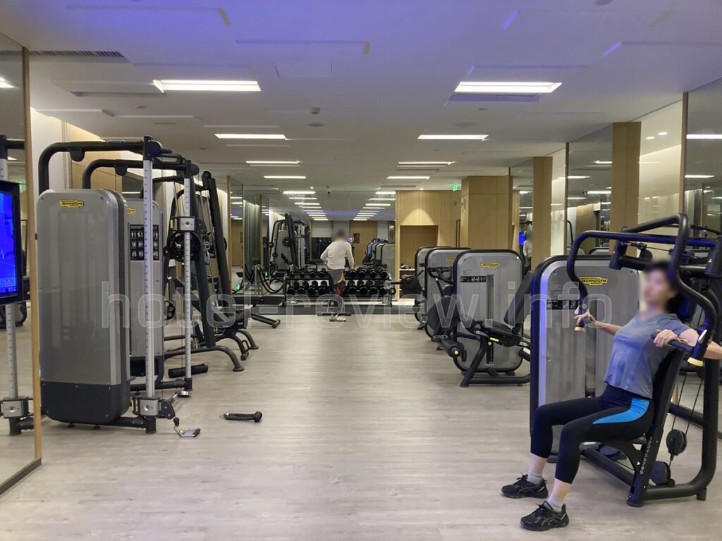 ヒルトン泉州のフィットネスジム