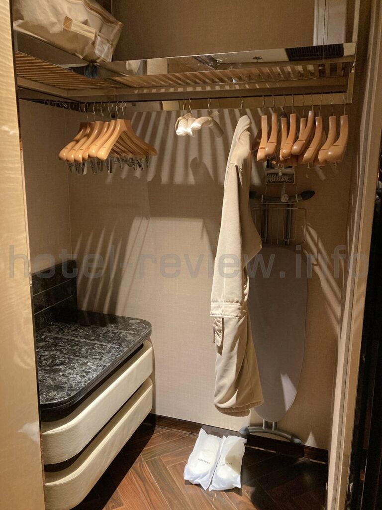 リッツカールトン上海浦東ホテルの客室クローゼット