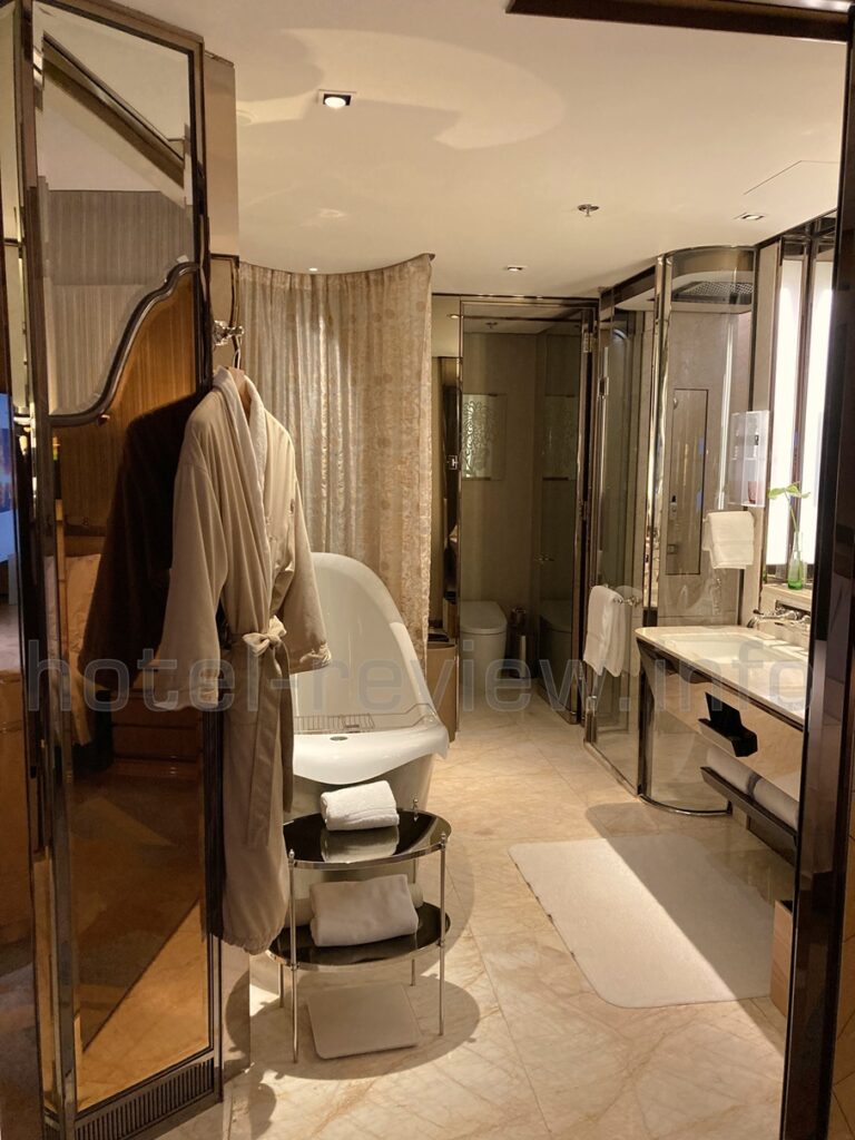 リッツカールトン上海浦東ホテルの客室バスルーム