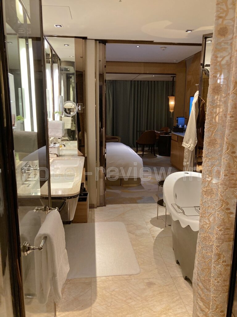 リッツカールトン上海浦東ホテルの客室バスルーム