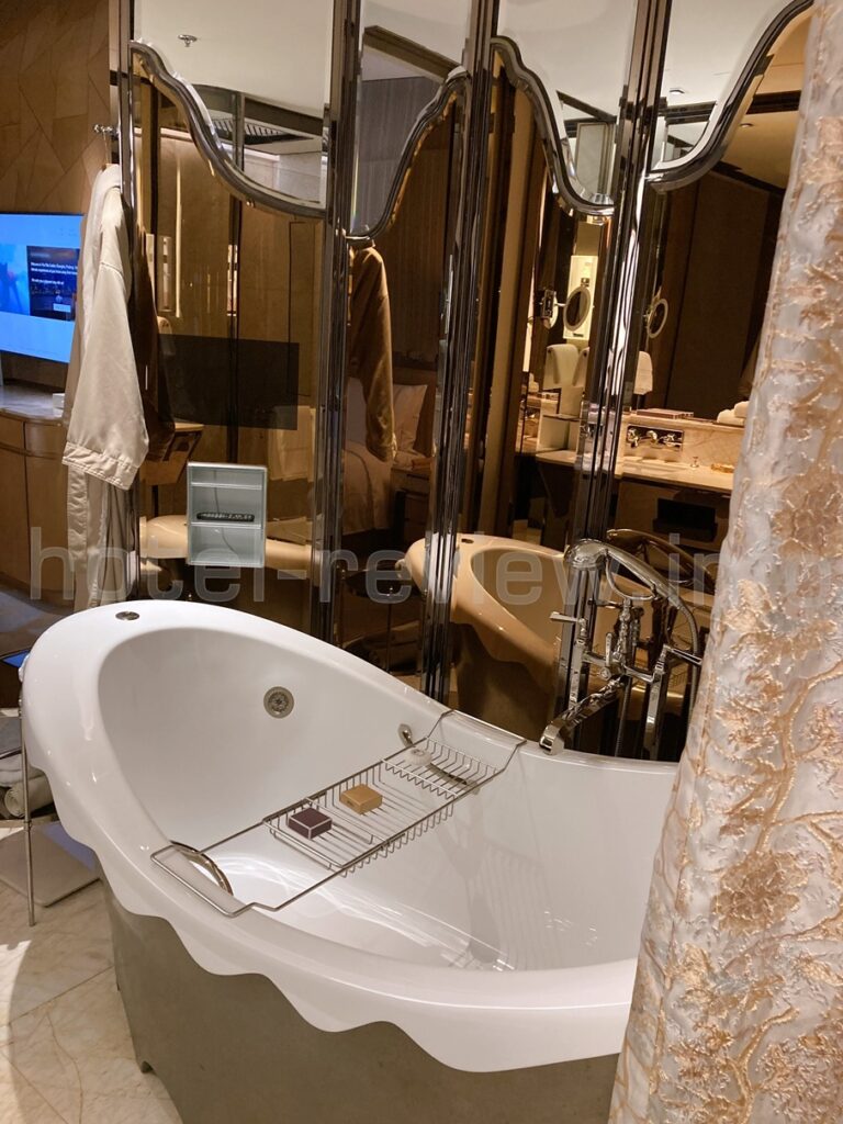 リッツカールトン上海浦東ホテルの客室バスルーム