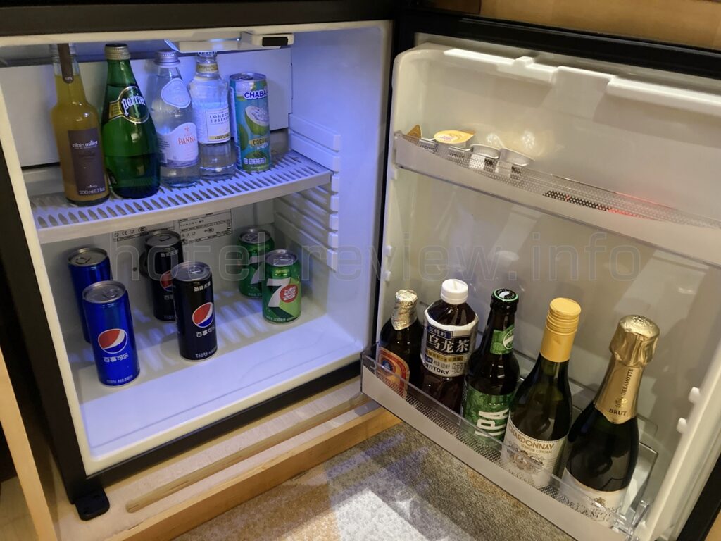 リッツカールトン上海浦東ホテルの客室冷蔵庫