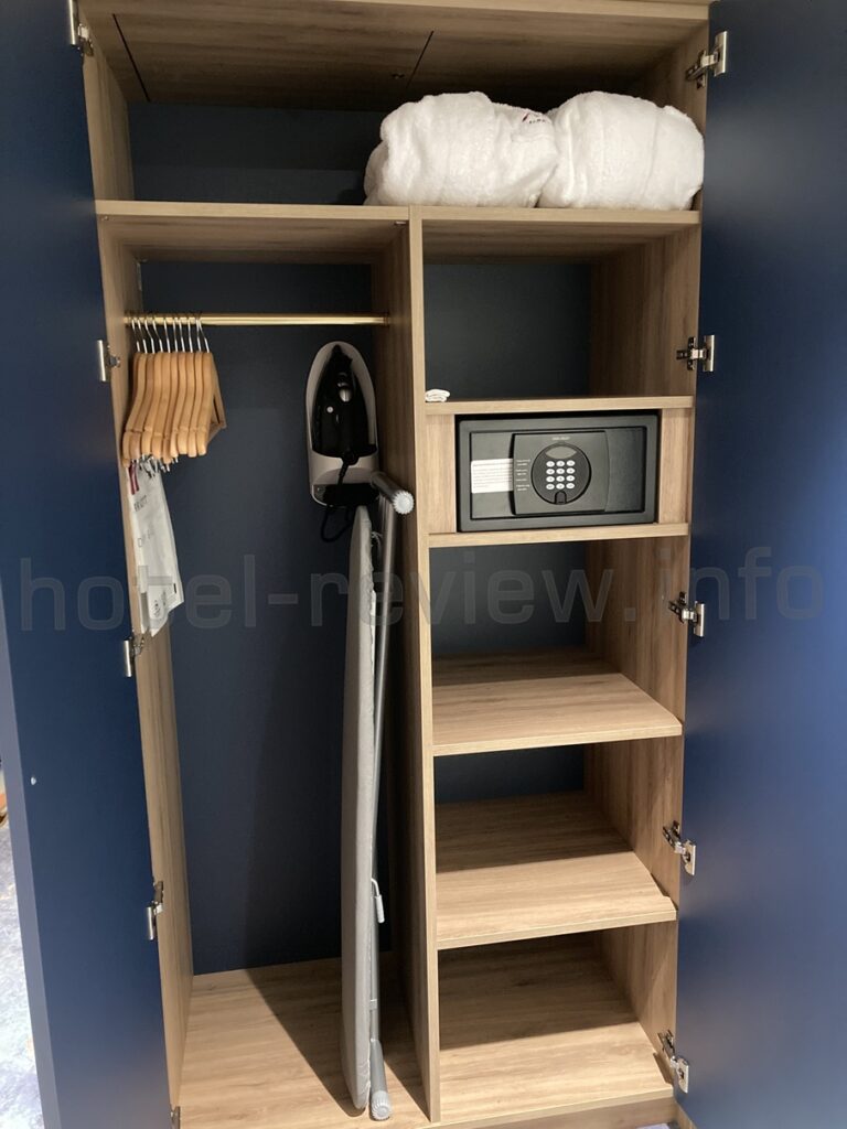 ハンブルクマリオットホテルの客室クローゼット