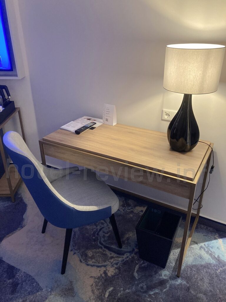 ハンブルクマリオットホテルの客室デスク