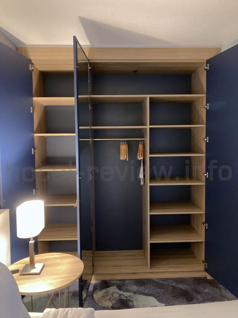 ハンブルクマリオットホテルの客室クローゼット