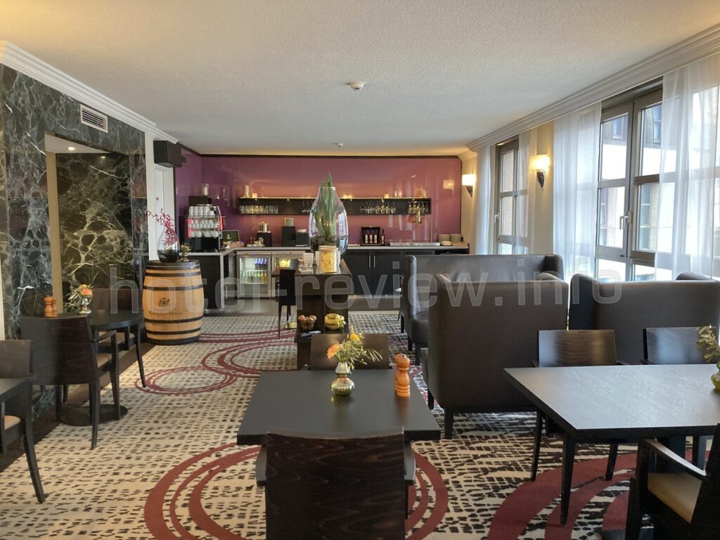 ハンブルクマリオットホテルのラウンジ内部