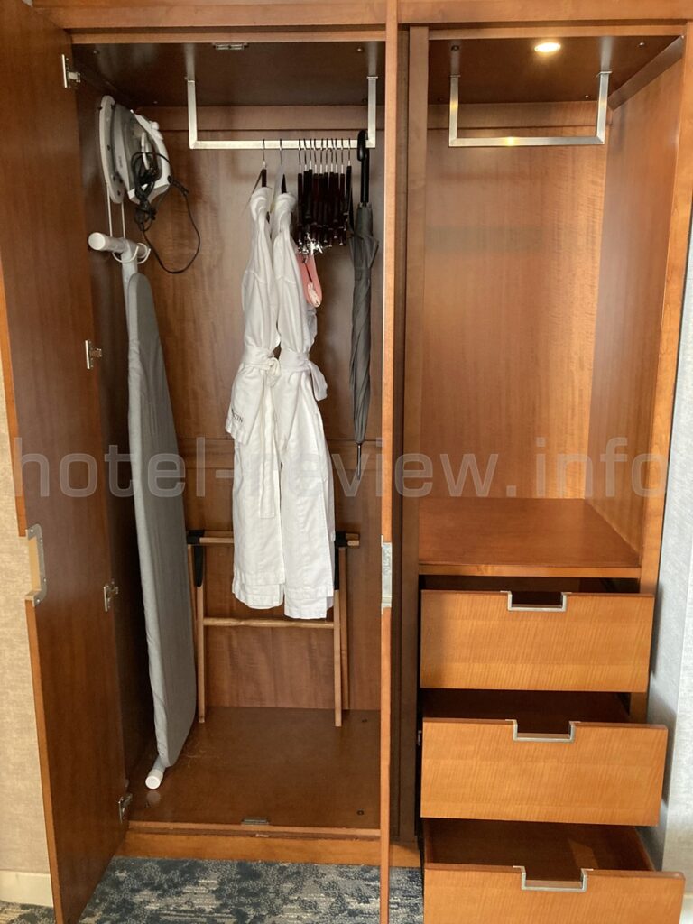 ウェスティンベイショアバンクーバーの客室クローゼット