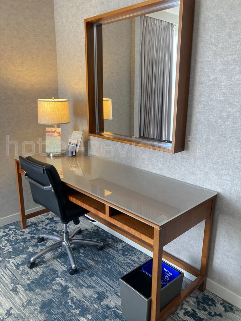 ウェスティンベイショアバンクーバーの客室デスク