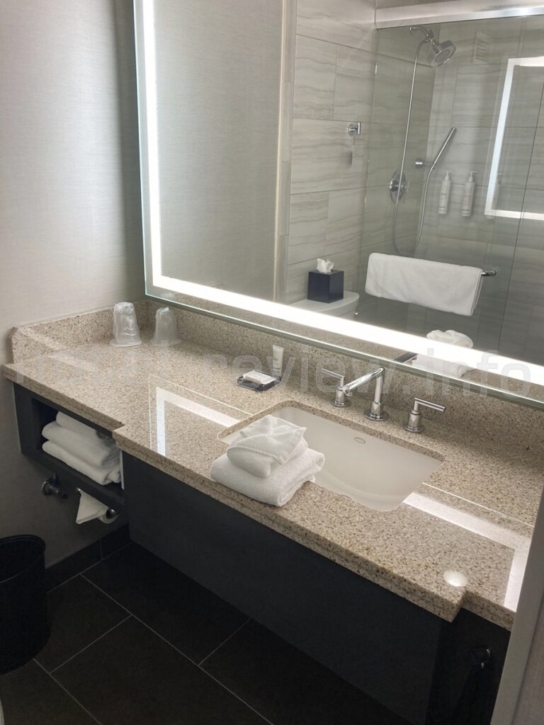 ポートランドマリオットウォーターフロントの客室バスルーム