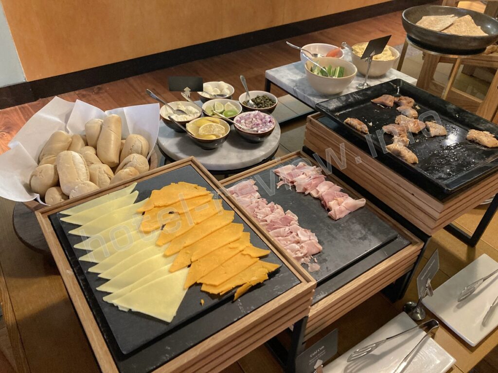 ディクソン・オートグラフコレクションの朝食