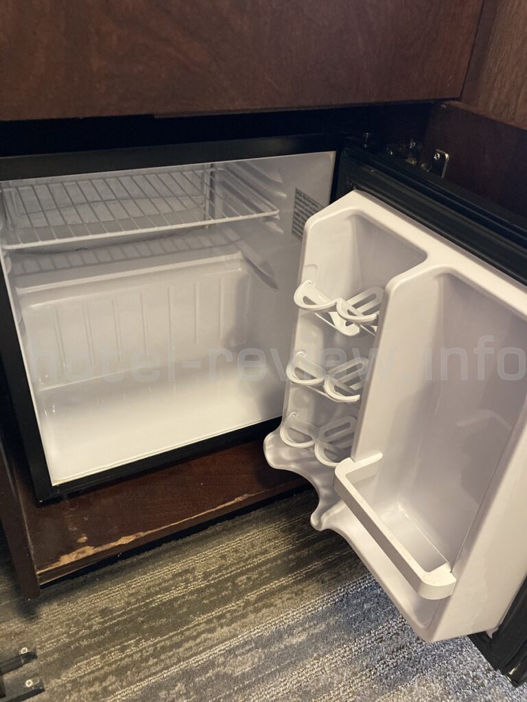 ポートランドマリオットウォーターフロントの客室冷蔵庫