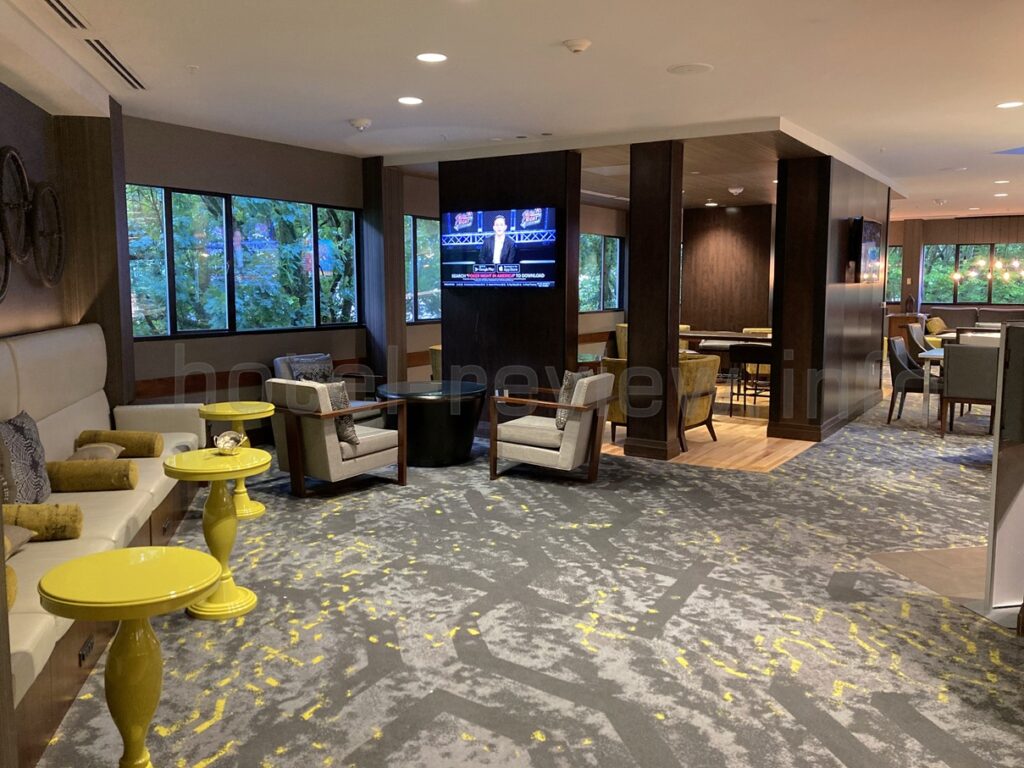 ポートランドマリオットウォーターフロントのラウンジ