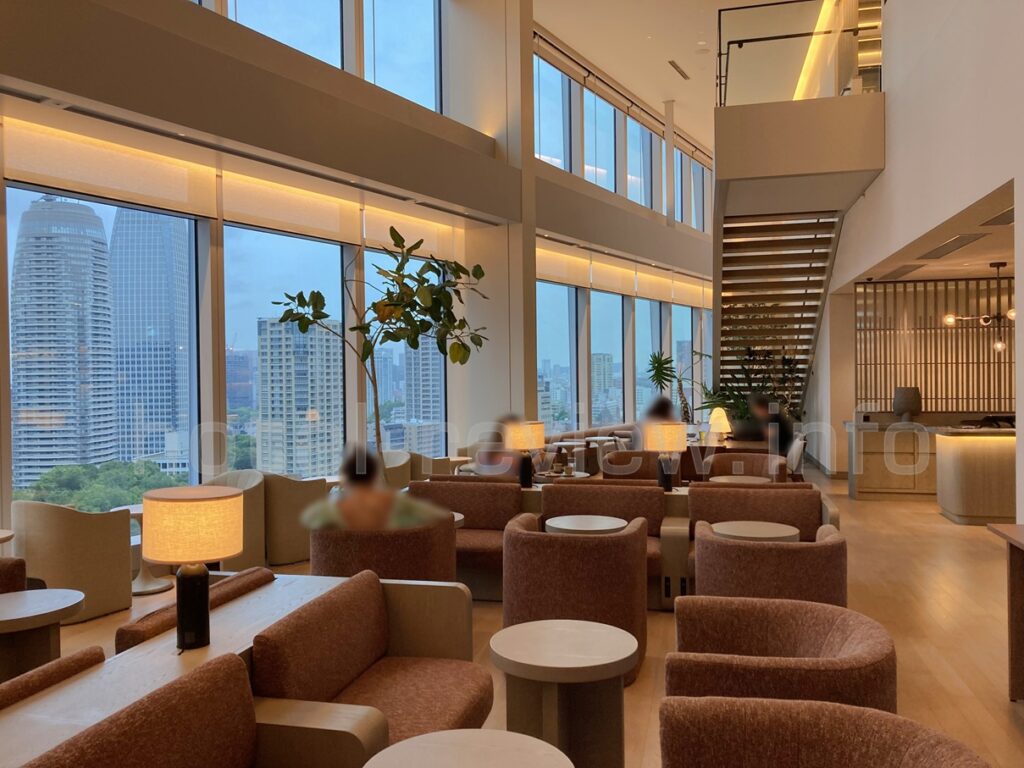 ホテル虎ノ門ヒルズのラウンジ内部