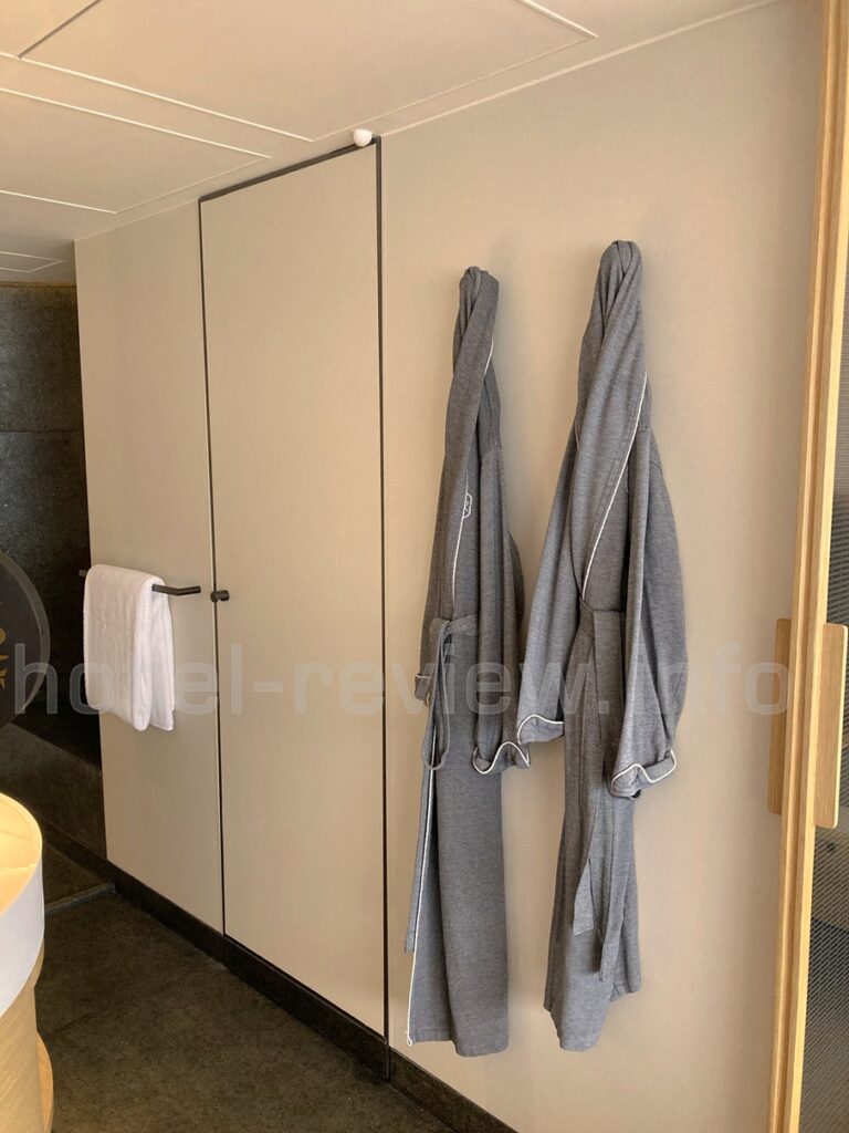 リージェント香港の客室バスローブ