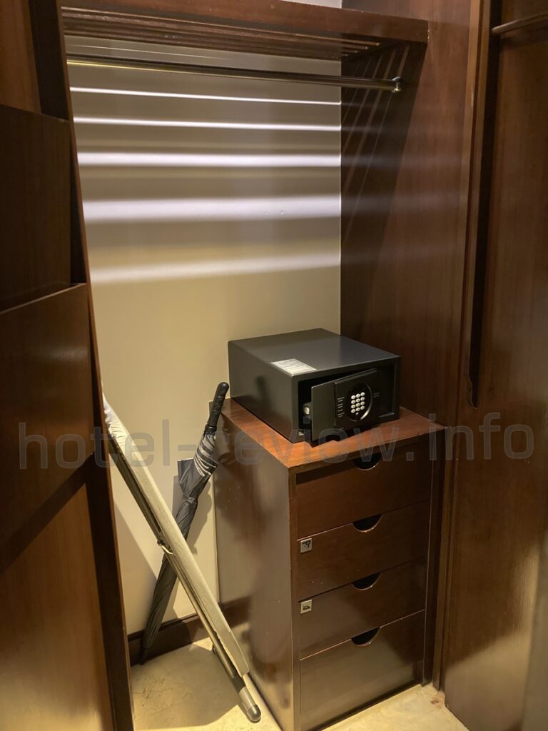 アテネホテルバンコクの客室クローゼット