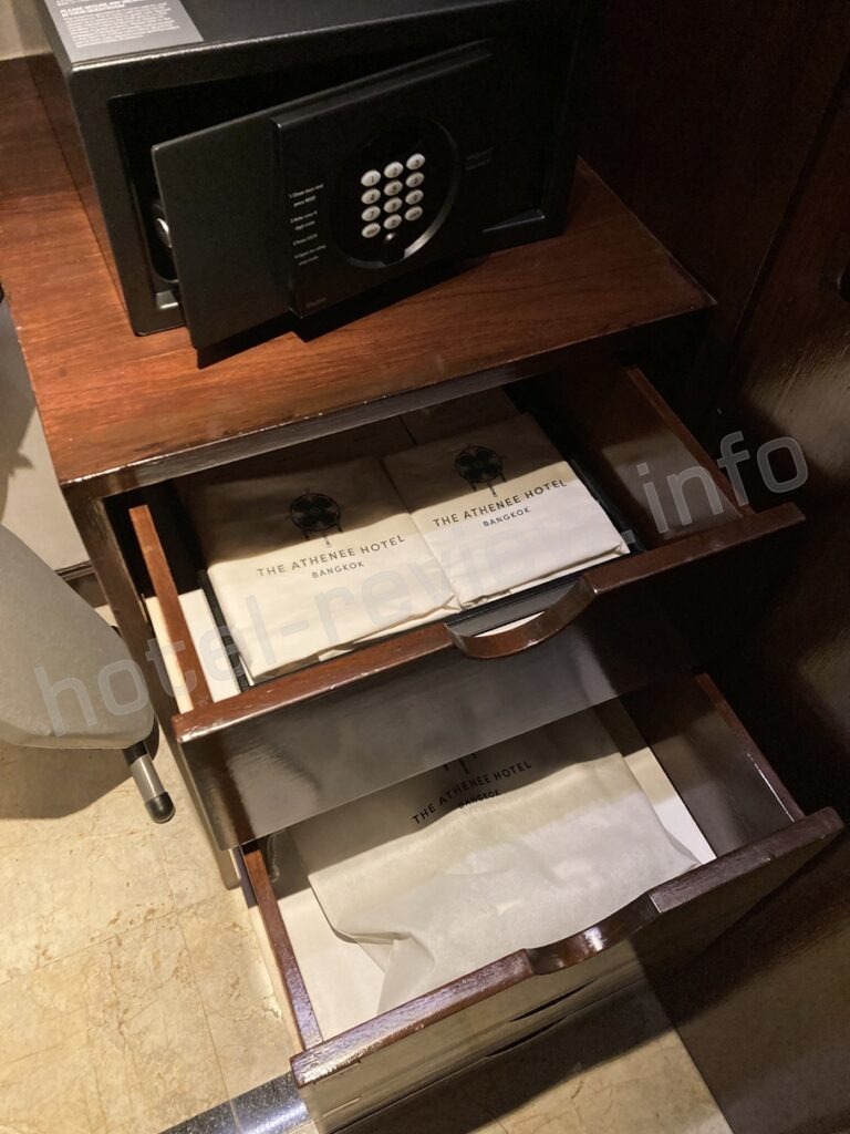 アテネホテルバンコクの客室クローゼット