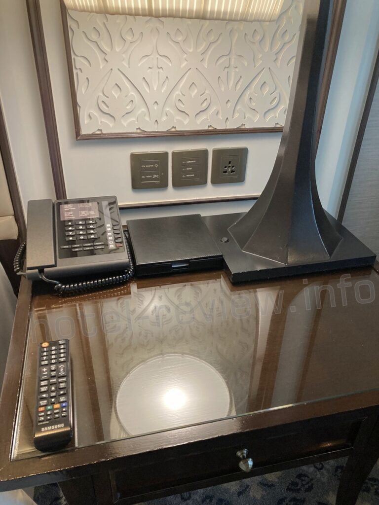 アテネホテルバンコクの客室コンセント