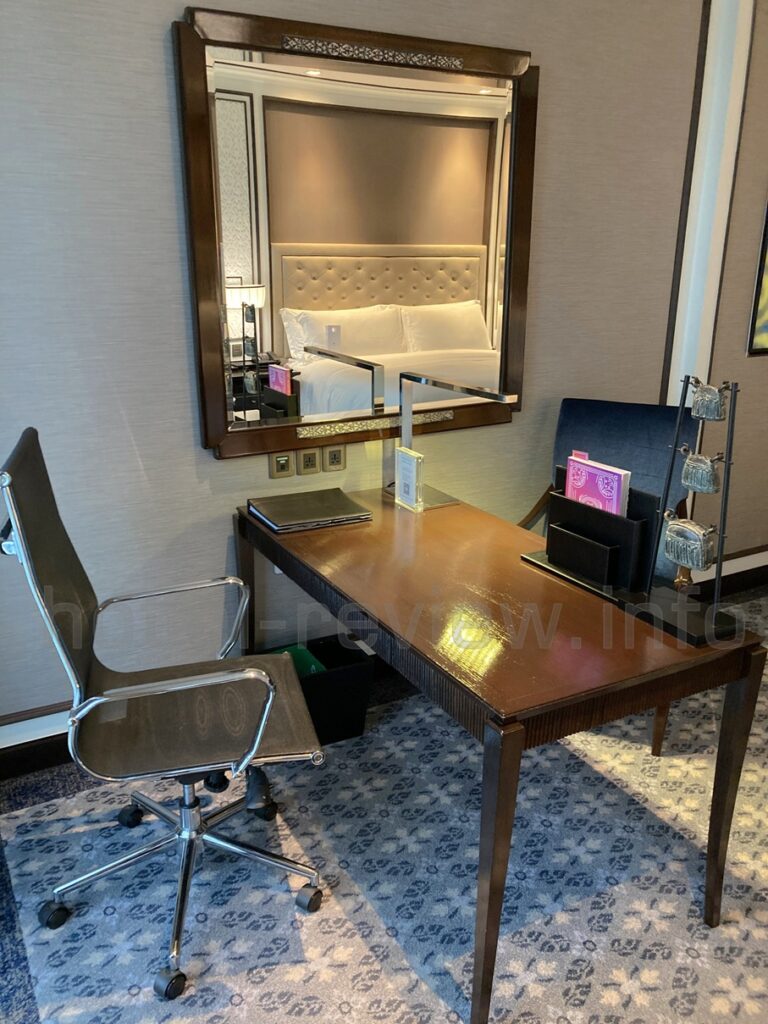 アテネホテルバンコクの客室デスク